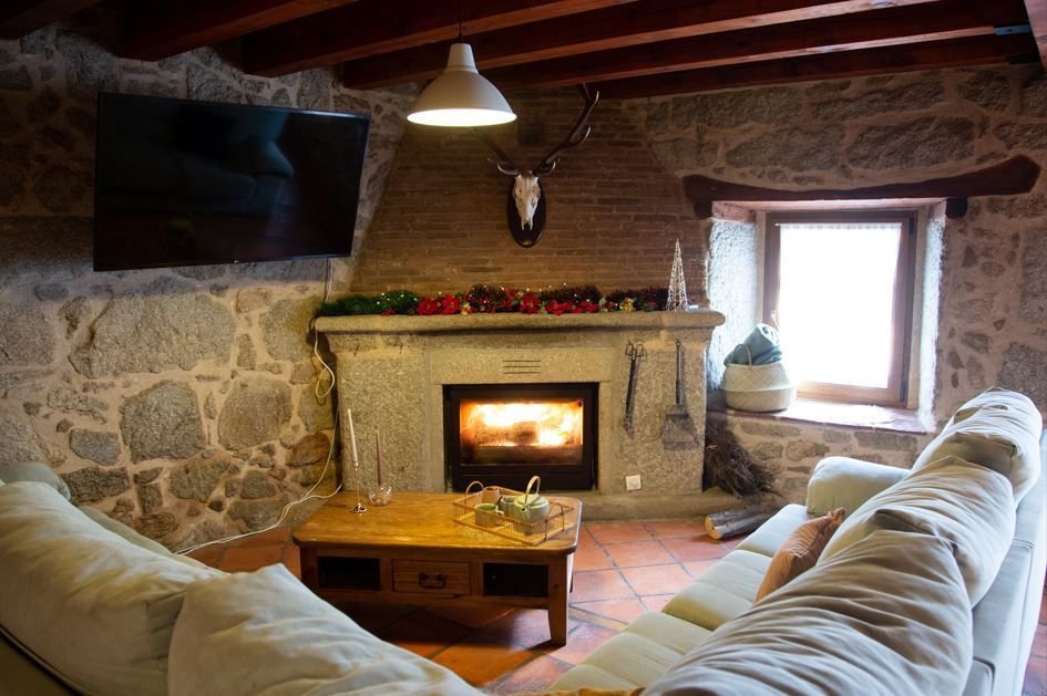 Salón con chimenea de Casa Rural María Saula